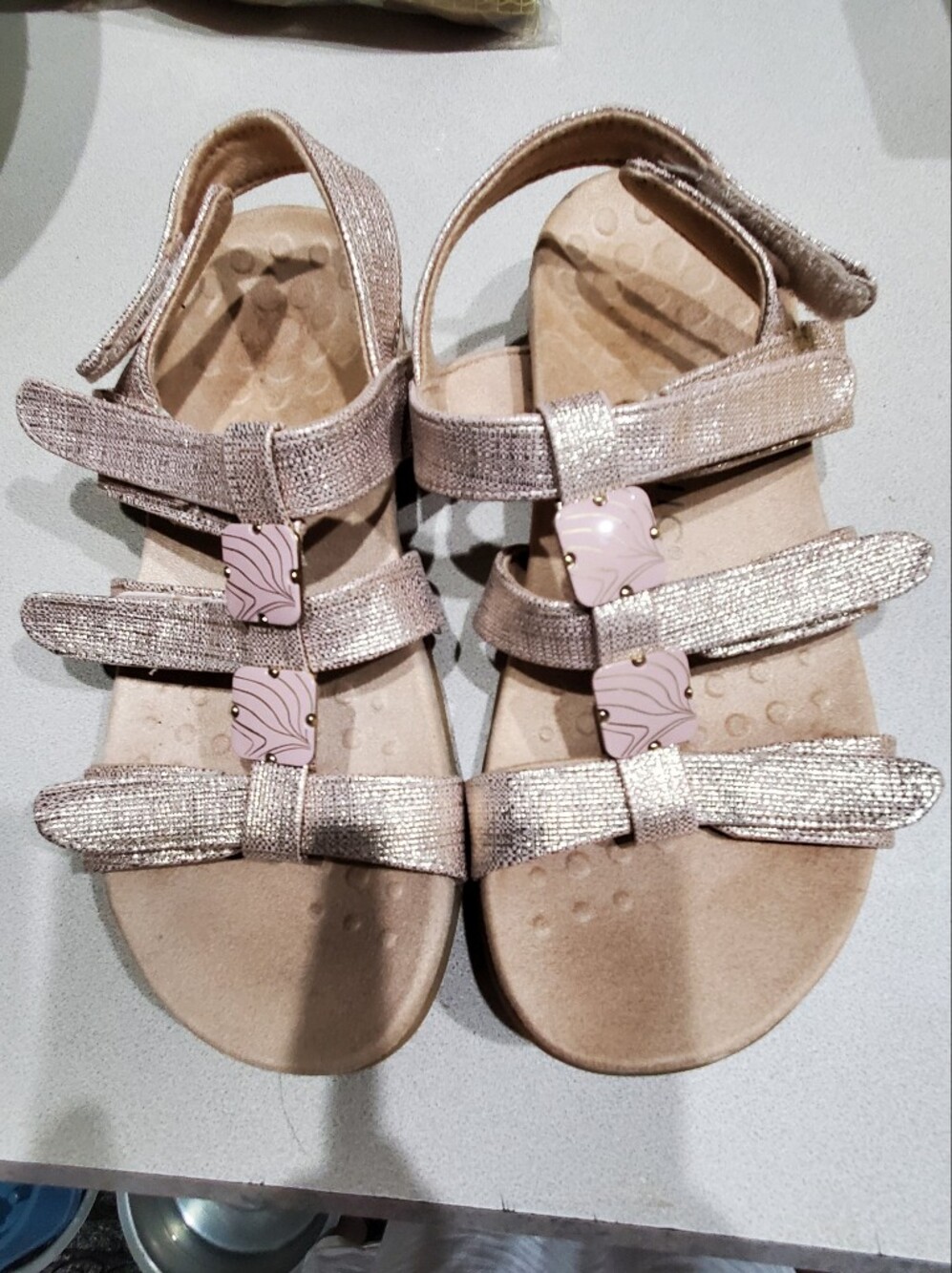 Vionic Amber women's sandals in rose gold metallic linen finish 7W